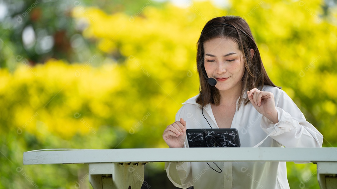 Sorriso pensativo Mulher feliz fazendo videochamadas online ou reunião online.