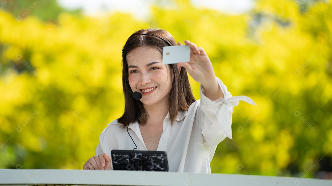 Sorriso do cliente menina comprando online ou trabalhando online com um Inteligente.