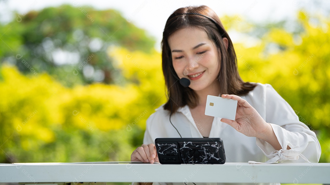Garota do sorriso do cliente comprando on-line ou trabalhando on-line com um telefone inteligente e cartão de crédito.