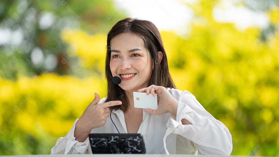 Sorriso do cliente menina comprando online ou trabalhando online com um Inteligente.