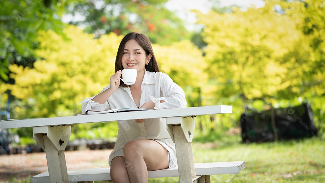 Jovem elegante tomando café e usando uma xícara.