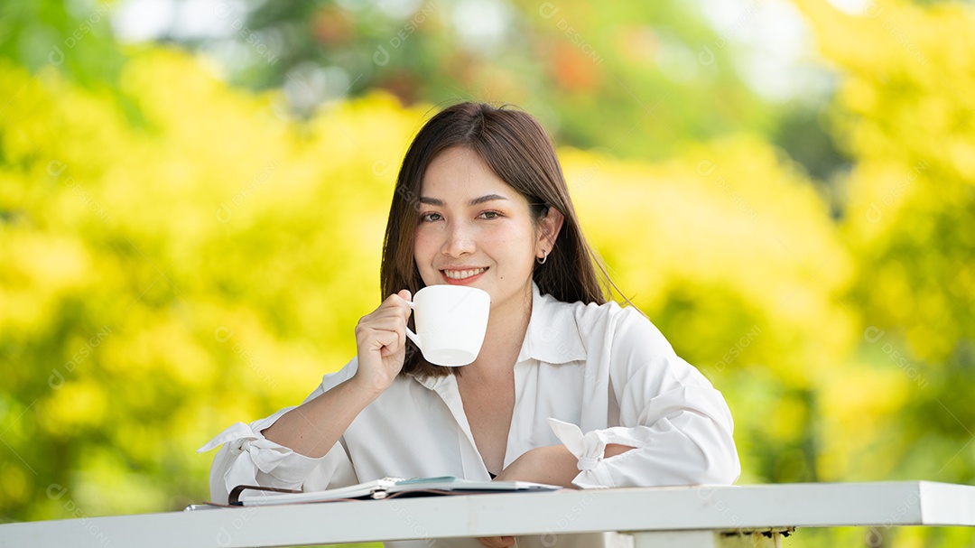Jovem elegante tomando café e usando uma xícara.