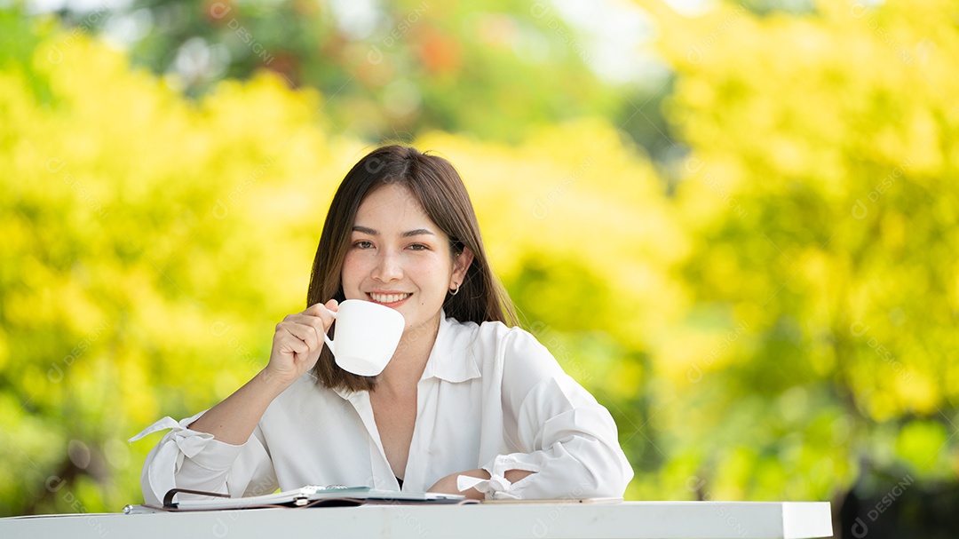 Jovem elegante tomando café e usando uma xícara.