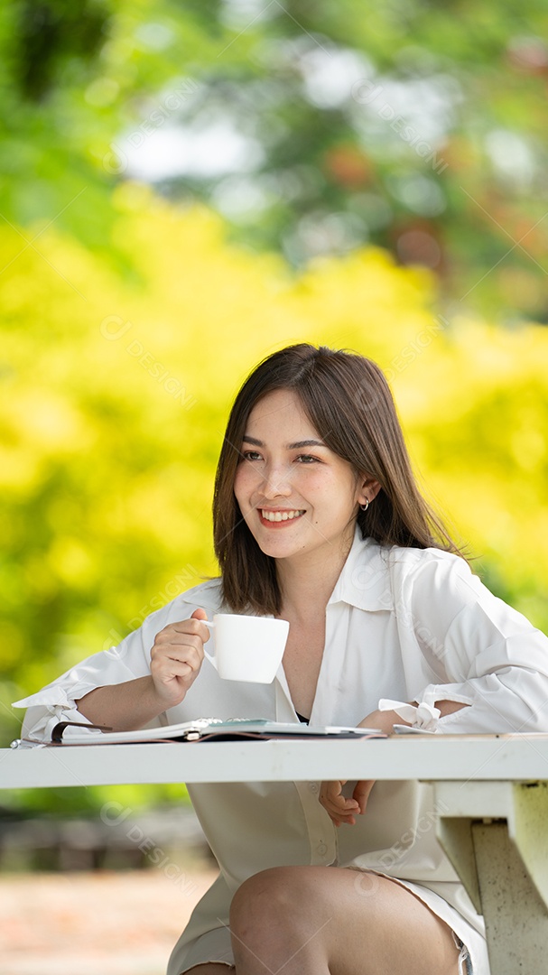 Jovem elegante tomando café e usando uma xícara.