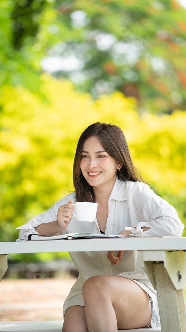 Jovem elegante tomando café e usando uma xícara.