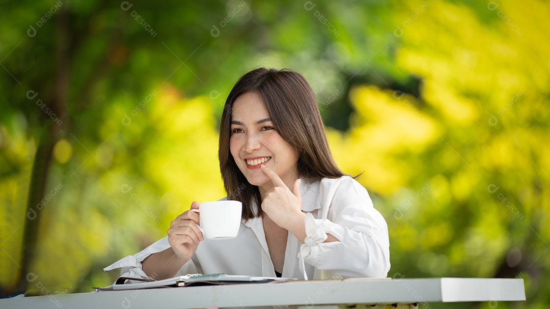 Jovem elegante tomando café e usando uma xícara.