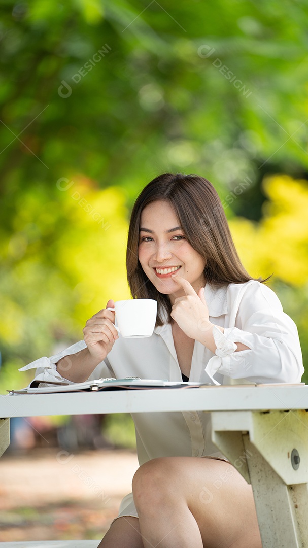 Jovem elegante tomando café e usando uma xícara.