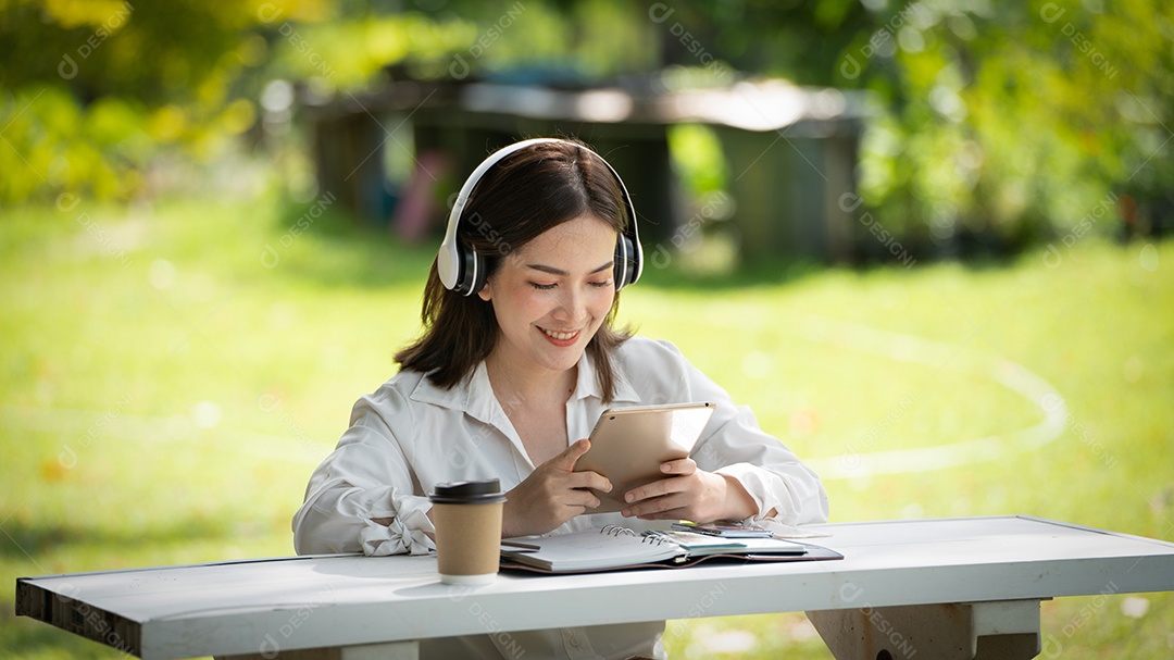 Sorriso pensativo Mulher feliz fazendo videochamadas online ou reunião online.