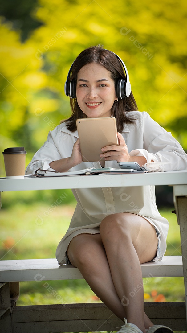 Sorriso pensativo Mulher feliz fazendo videochamadas online ou reunião online.