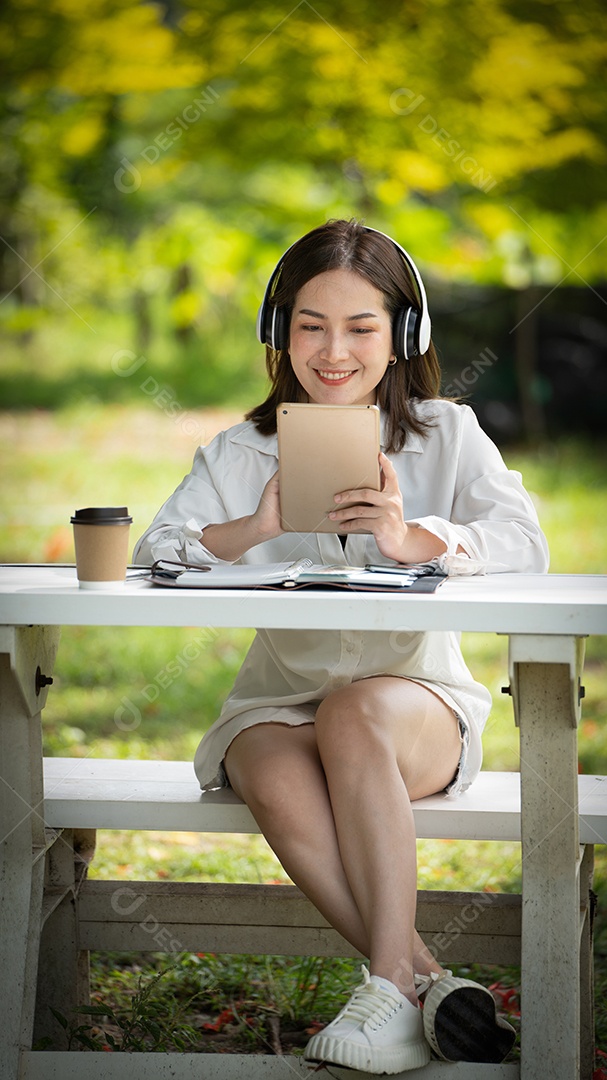 Sorriso pensativo Mulher feliz fazendo videochamadas online ou reunião online.