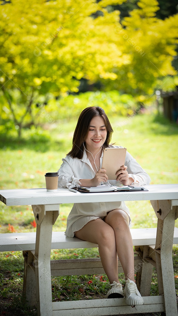 Sorriso pensativo Mulher feliz fazendo videochamadas online ou reunião online.