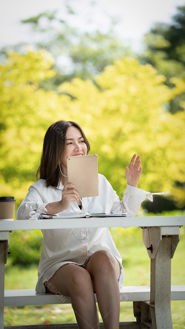 Sorriso pensativo Mulher feliz fazendo videochamadas online ou reunião online.