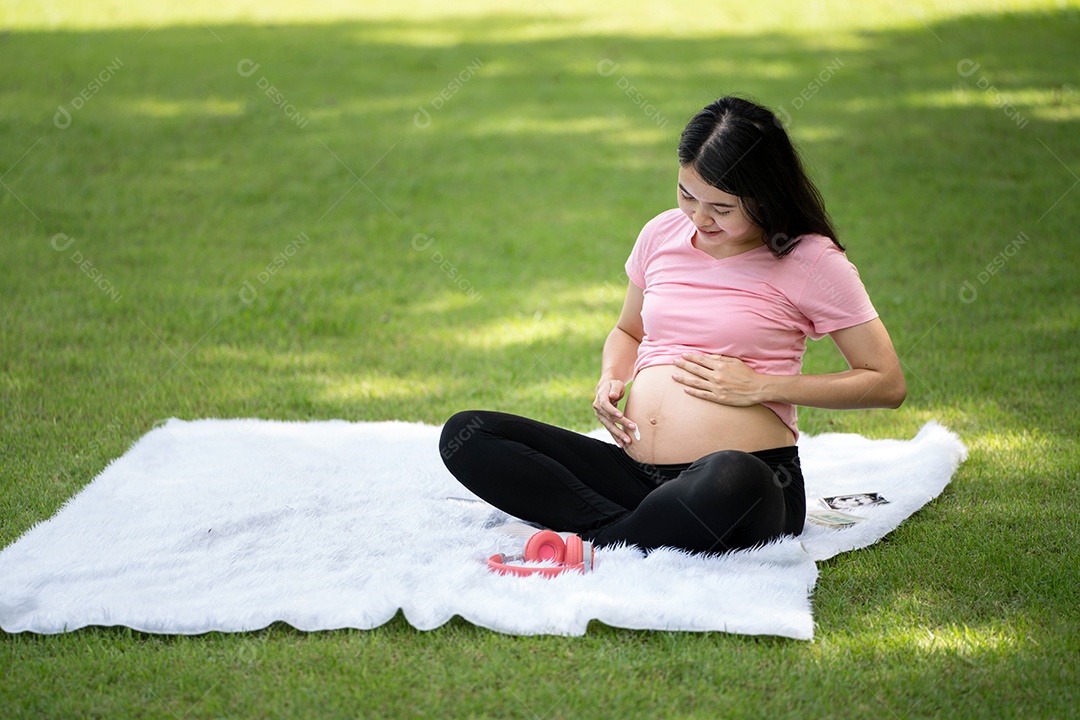 Mulher grávida tocando a barriga no Parque da Cidade, Grávida Relaxando e exercitando.