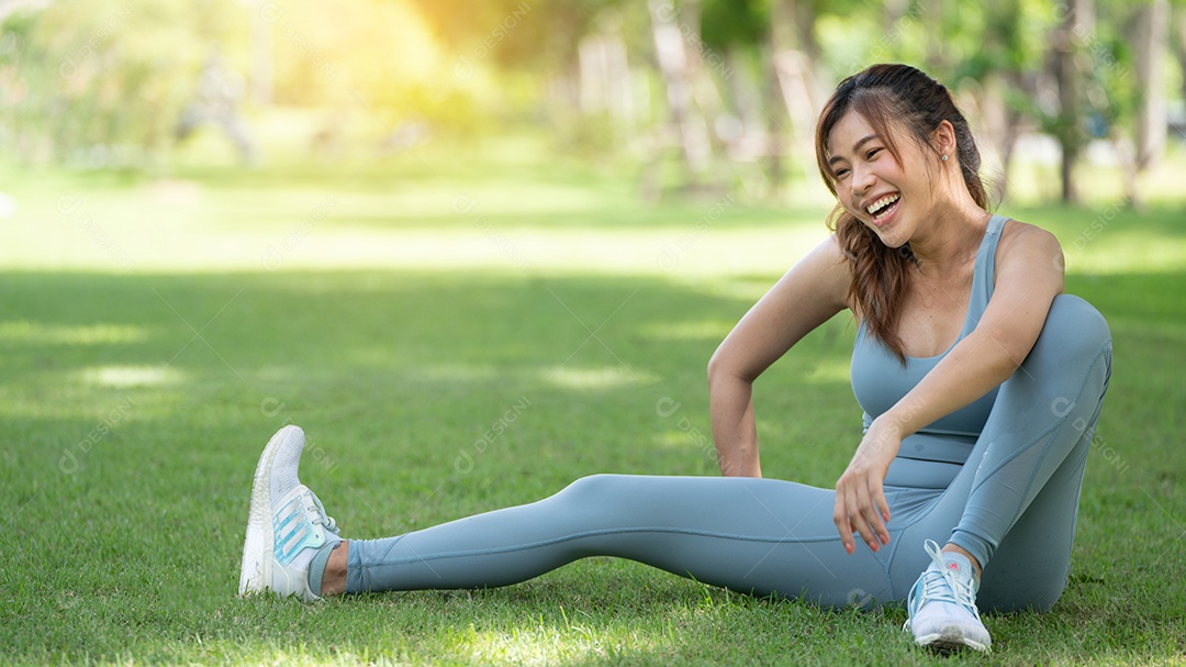 Exercício de treino feminino jovem saudável antes de correr ou sessão de treinamento de fitness no parque da cidade.
