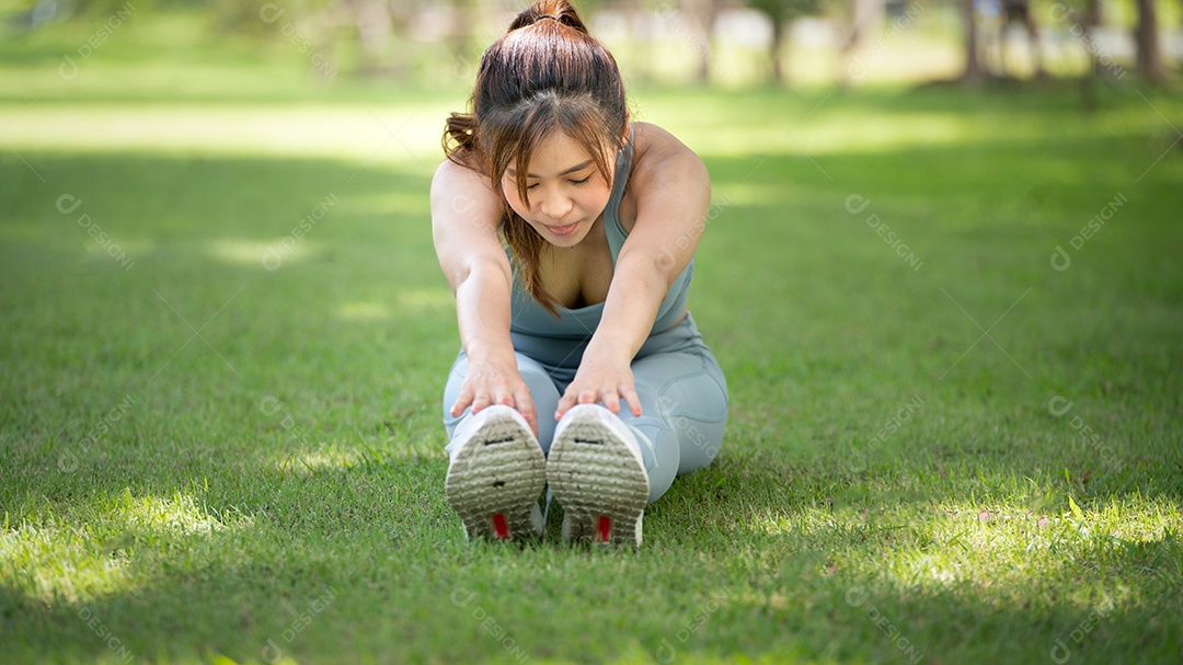 Exercício de treino feminino jovem saudável antes de correr ou sessão de treinamento de fitness no parque da cidade.