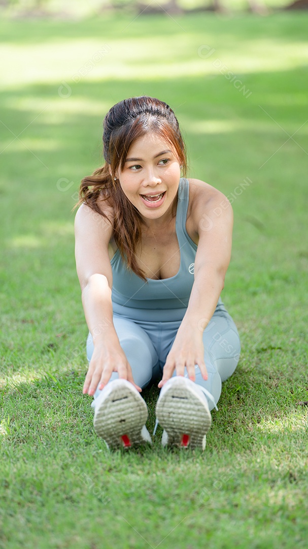 Exercício de treino feminino jovem saudável antes de correr ou sessão de treinamento de fitness no parque da cidade.