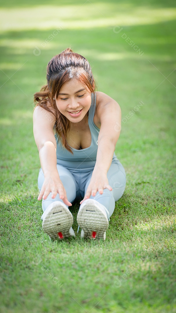 Exercício de treino feminino jovem saudável antes de correr ou sessão de treinamento de fitness no parque da cidade.