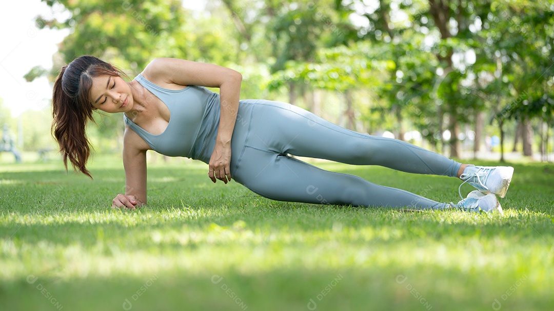 Exercício de treino feminino jovem saudável antes de correr ou sessão de treinamento de fitness no parque da cidade.