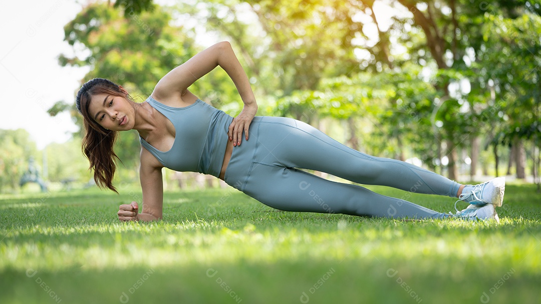 Exercício de treino feminino jovem saudável antes de correr ou sessão de treinamento de fitness no parque da cidade.