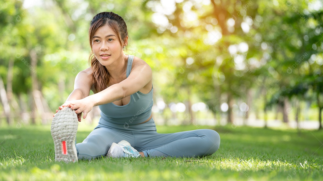 Exercício de treino feminino jovem saudável antes de correr ou sessão de treinamento de fitness no parque da cidade.