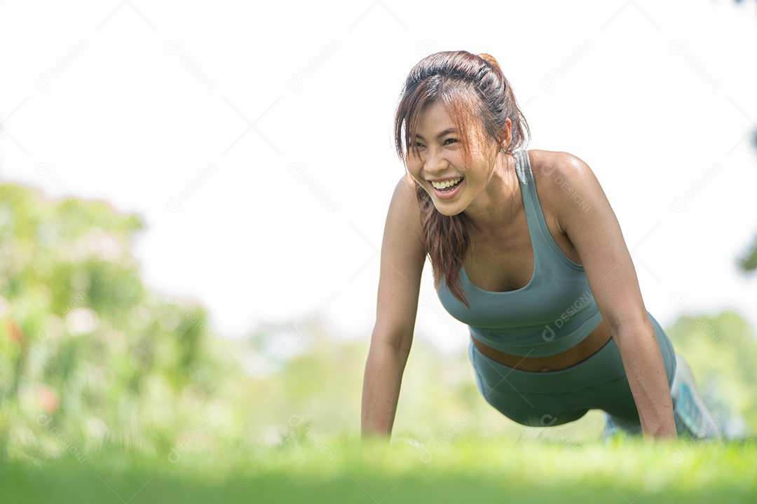 Exercício de treino feminino jovem saudável antes de correr ou sessão de treinamento de fitness no parque da cidade.