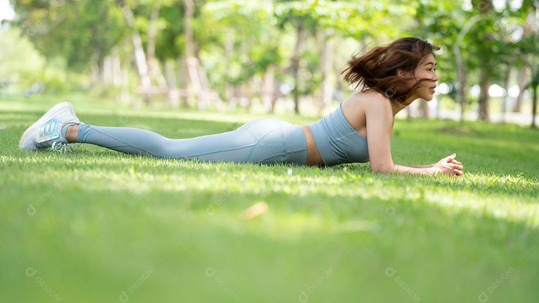 Exercício de treino feminino jovem saudável antes de correr ou sessão de treinamento de fitness no parque da cidade.