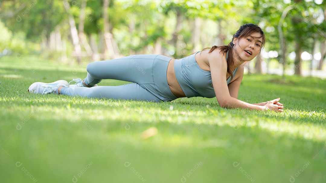 Exercício de treino feminino jovem saudável antes de correr ou sessão de treinamento de fitness no parque da cidade.