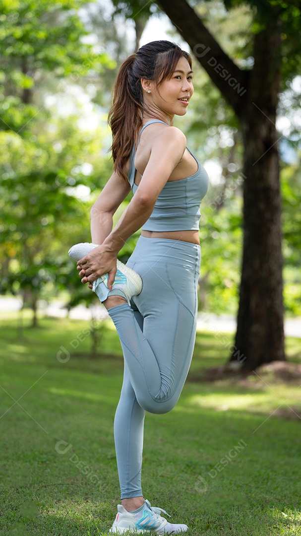 Exercício de treino feminino jovem saudável antes de correr ou sessão de treinamento de fitness no parque da cidade.