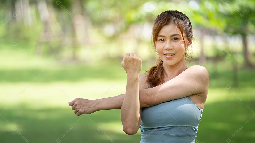 Exercício de treino feminino jovem saudável antes de correr ou fitness.