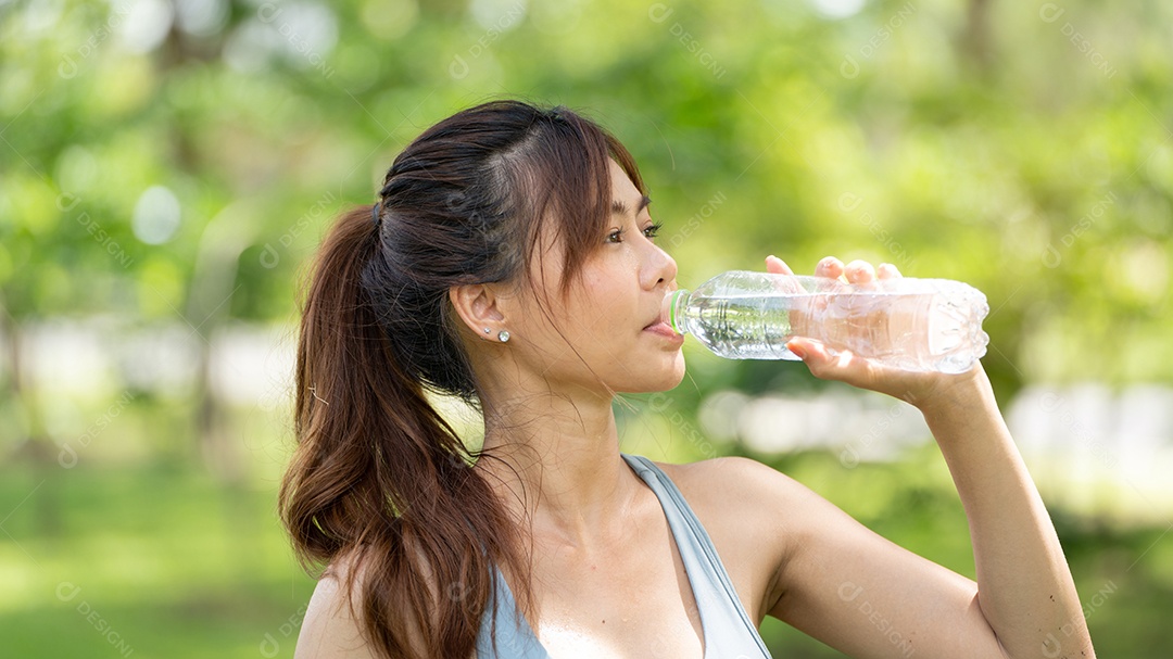 Mulher fitness bebendo água, jovem mulher com sede bebendo água.