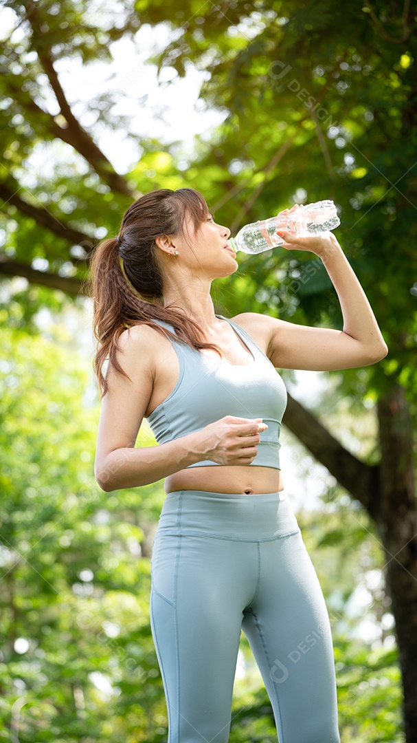 Mulher fitness bebendo água, jovem mulher com sede bebendo água.