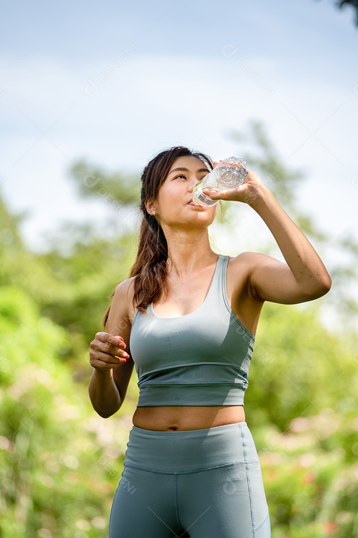 Mulher fitness bebendo água, jovem mulher com sede bebendo água.