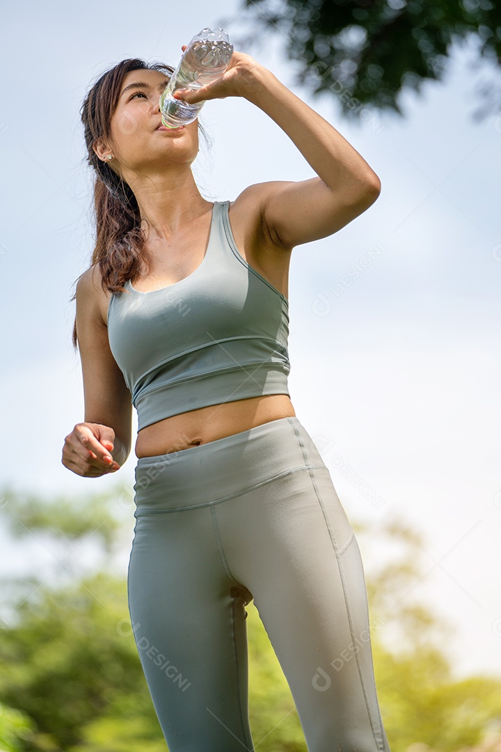 Mulher fitness bebendo água, jovem mulher com sede bebendo água.