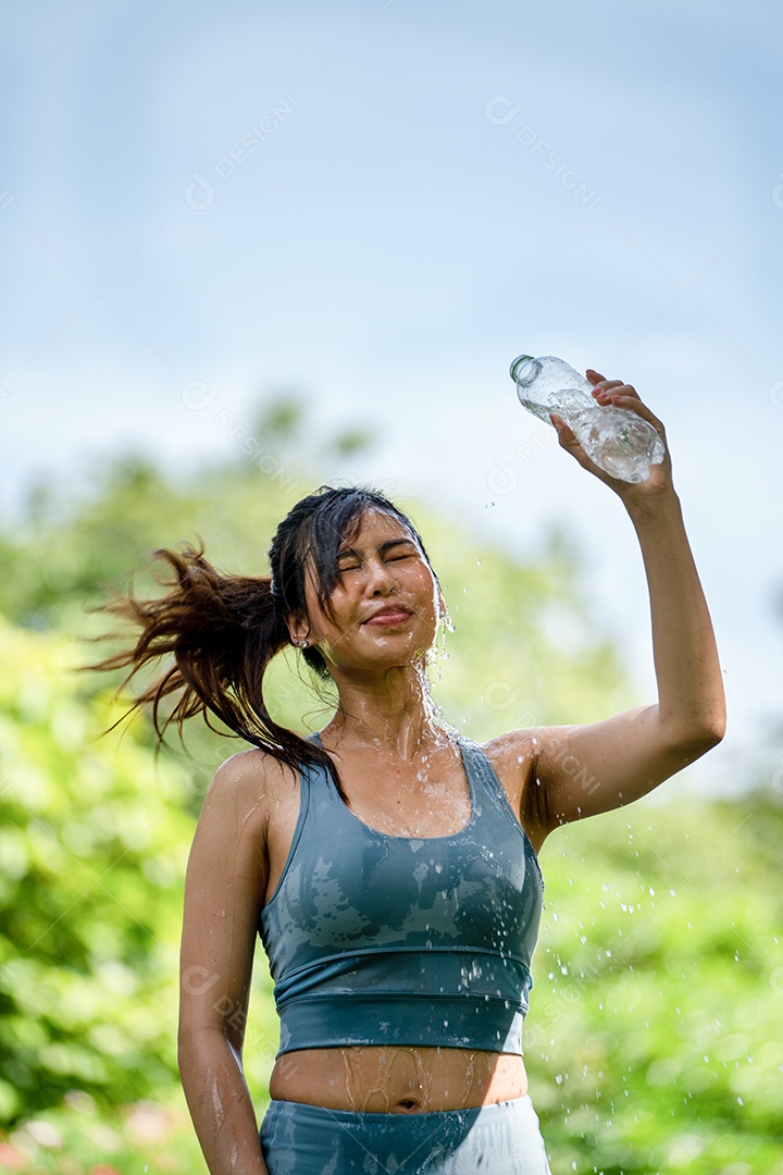 Mulher fitness bebendo água, jovem mulher com sede bebendo água.