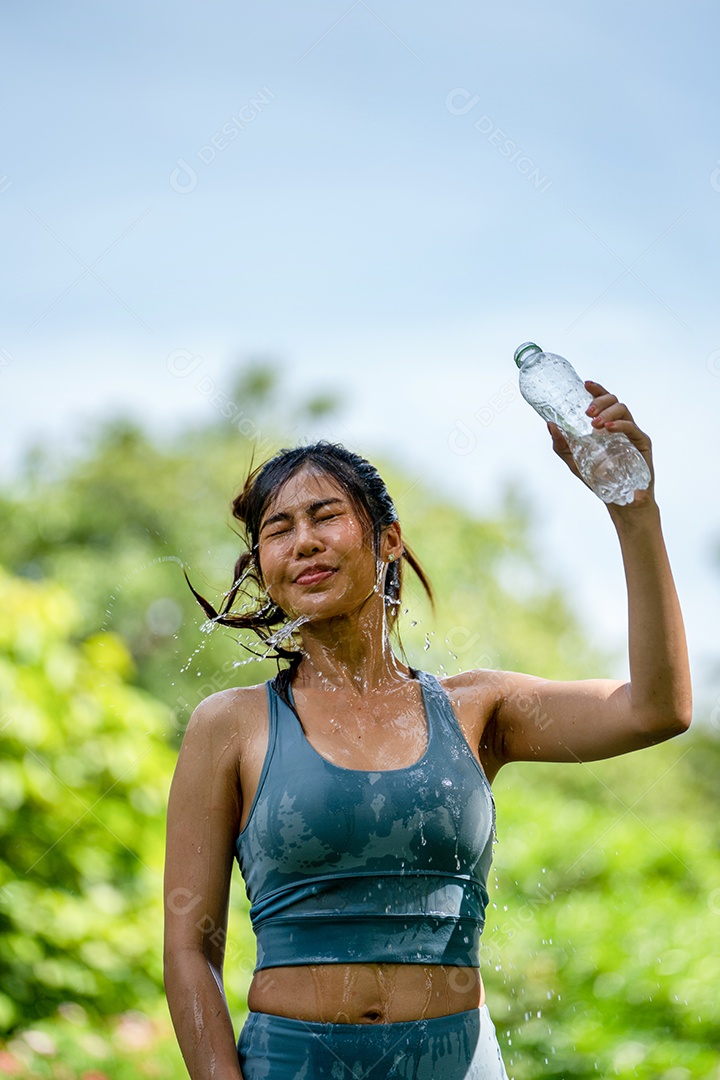 Mulher fitness bebendo água, jovem mulher com sede bebendo água.