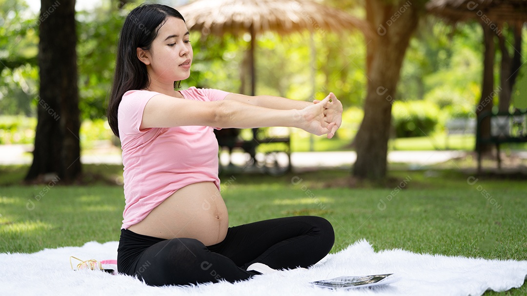 Mulher grávida tocando a barriga no Parque da Cidade, Grávida Relaxando e exercitando.