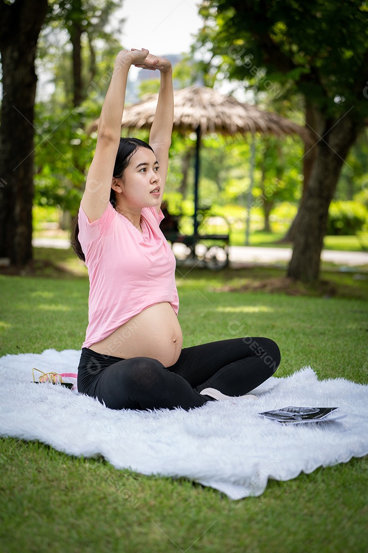 Mulher grávida tocando a barriga no Parque da Cidade, Grávida Relaxando e exercitando.