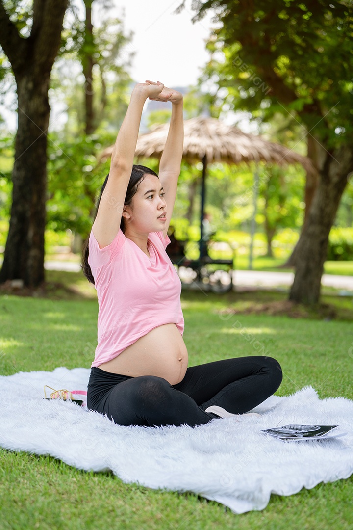 Mulher grávida tocando a barriga no Parque da Cidade, Grávida Relaxando e exercitando.