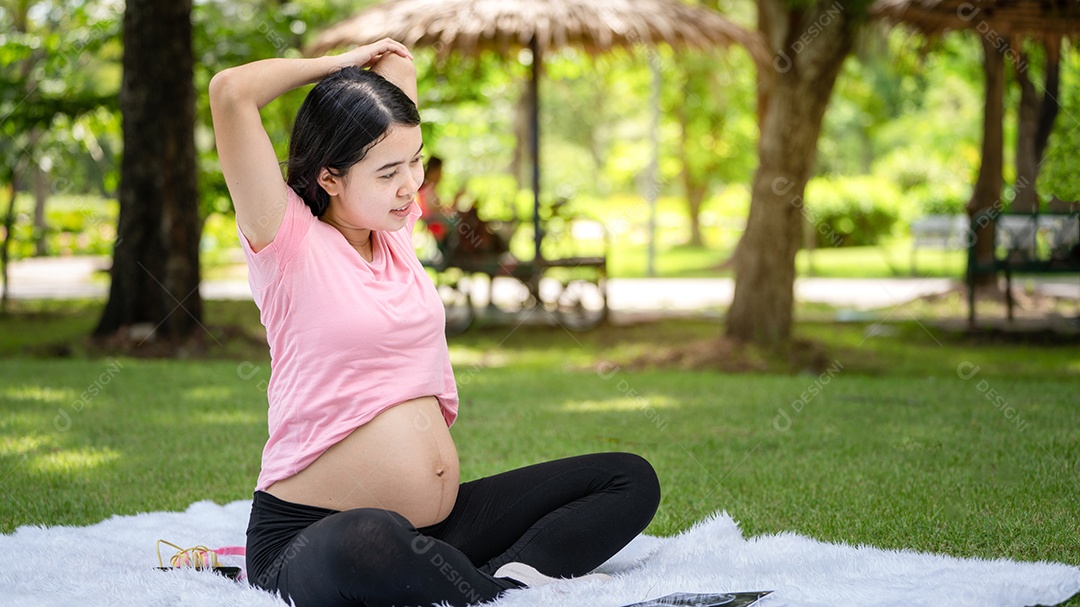 Mulher grávida tocando a barriga no Parque da Cidade, Grávida Relaxando e exercitando.