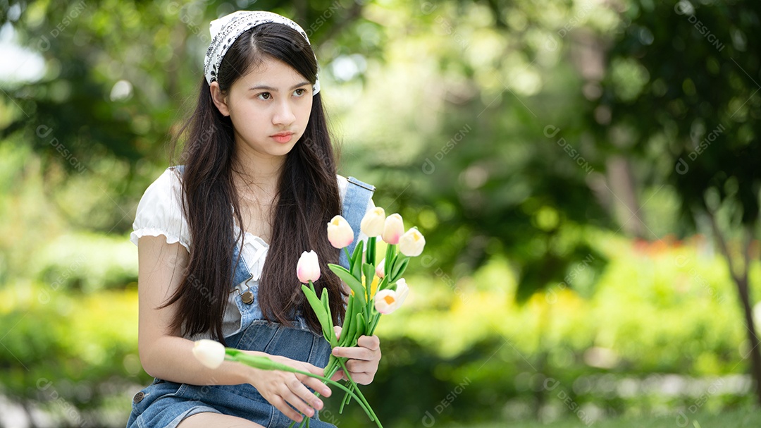 Retrato de foto sorrindo menina no parque verde da cidade.