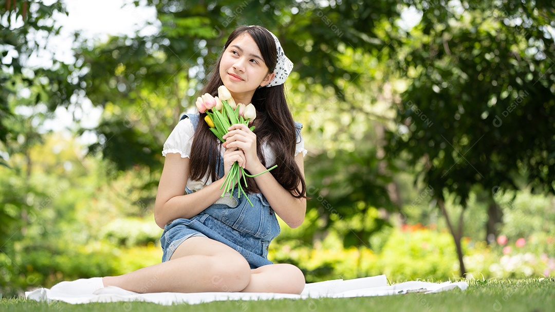 Retrato de foto sorrindo menina no parque verde da cidade.
