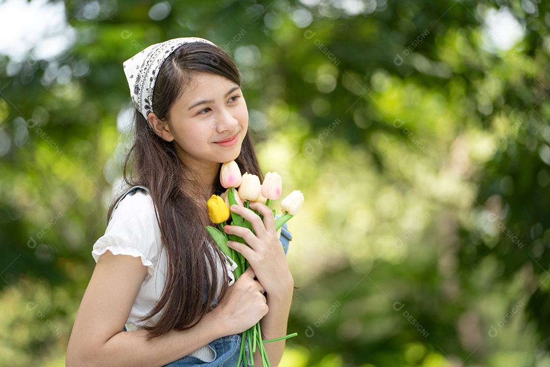 Retrato de foto sorrindo menina no parque verde da cidade.