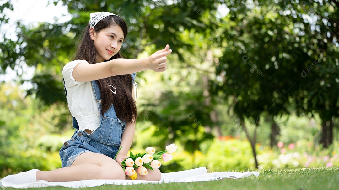 Retrato de foto sorrindo menina no parque verde da cidade.