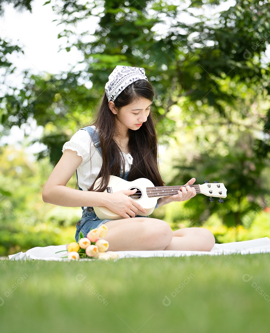 Retrato de foto sorrindo menina no parque verde da cidade.