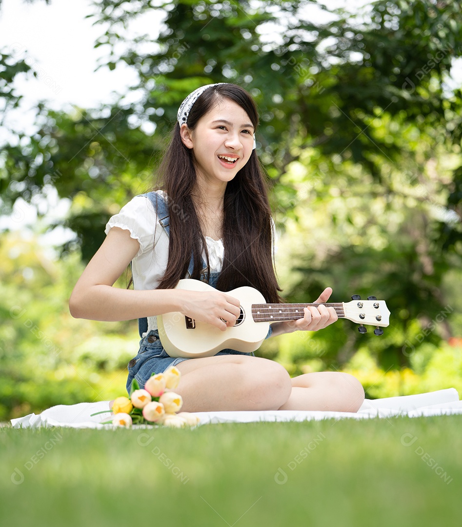 Retrato de foto sorrindo menina no parque verde da cidade.