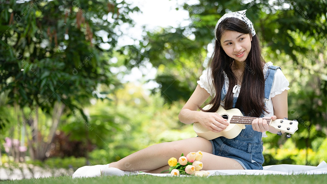 Retrato de foto sorrindo menina no parque verde da cidade.