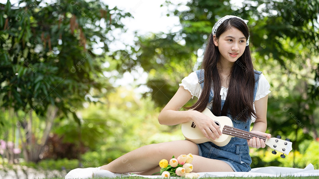 Retrato de foto sorrindo menina no parque verde da cidade.