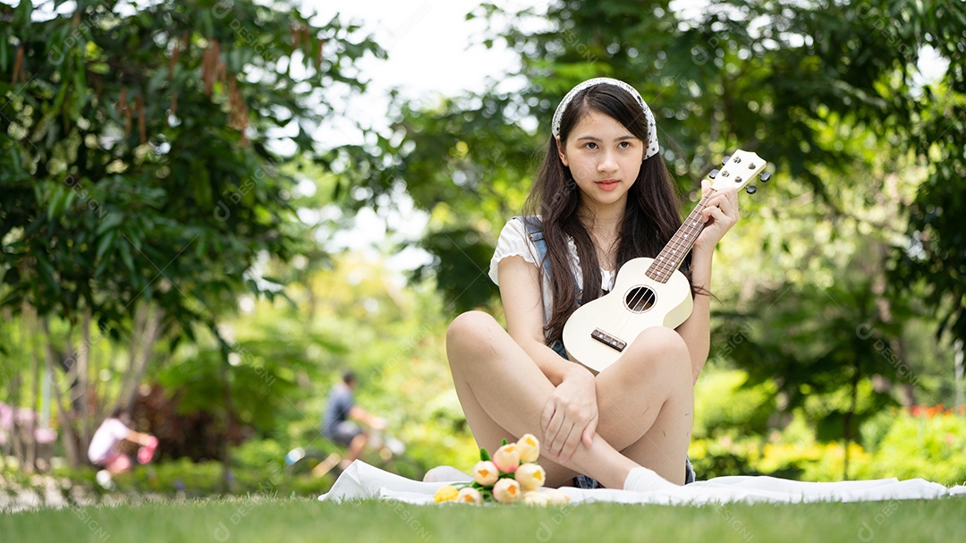 Retrato de foto sorrindo menina no parque verde da cidade.