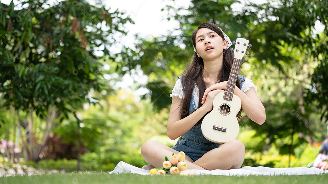 Retrato de foto sorrindo menina no parque verde da cidade.