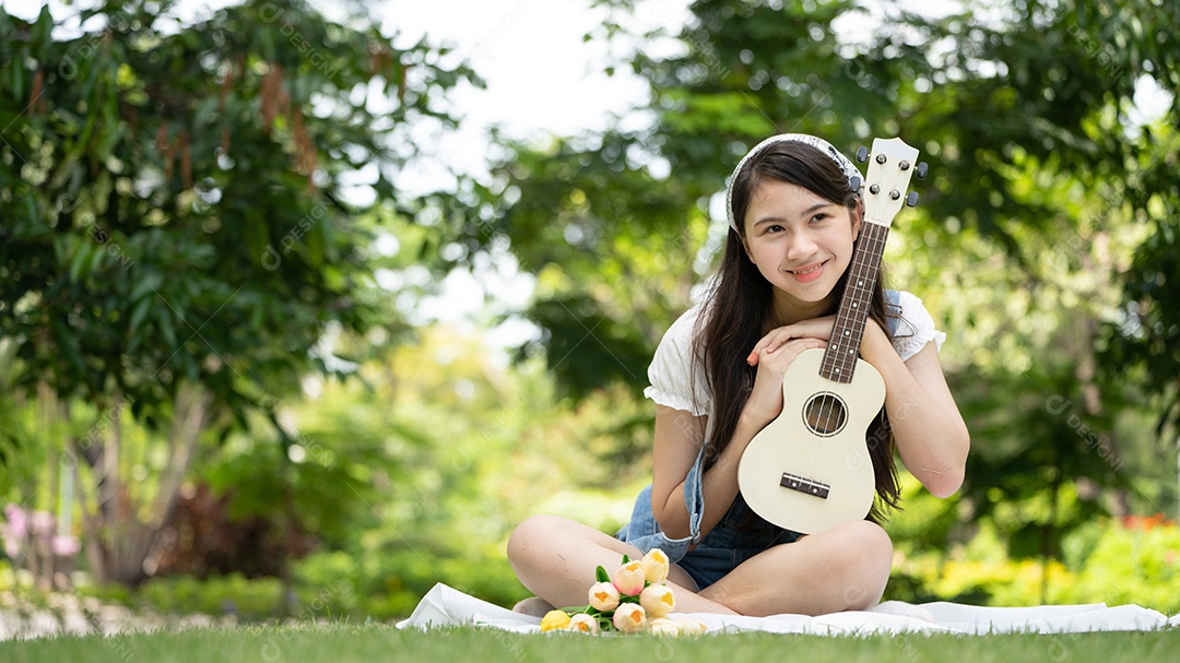 Photo portrait smiling girl in green city park.